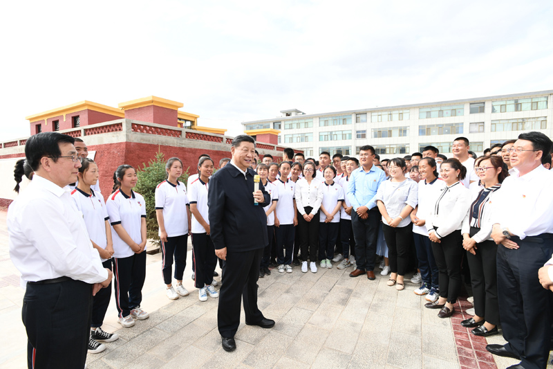 8月19日至22日，中共中央总书记、国家主席、中央军委主席习近平在甘肃考察。这是20日下午，习近平在张掖市山丹培黎学校同师生亲切交流。